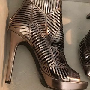 BCBGENERATION OPEN-TOE METALLIC BOOTIE.